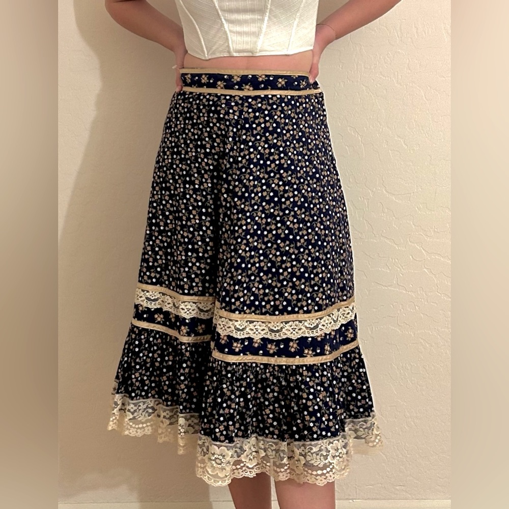 SOLD Vintage Gunne Sax Size 13 Tiered Skirt, Lace Trim, Navy and Gold Floral